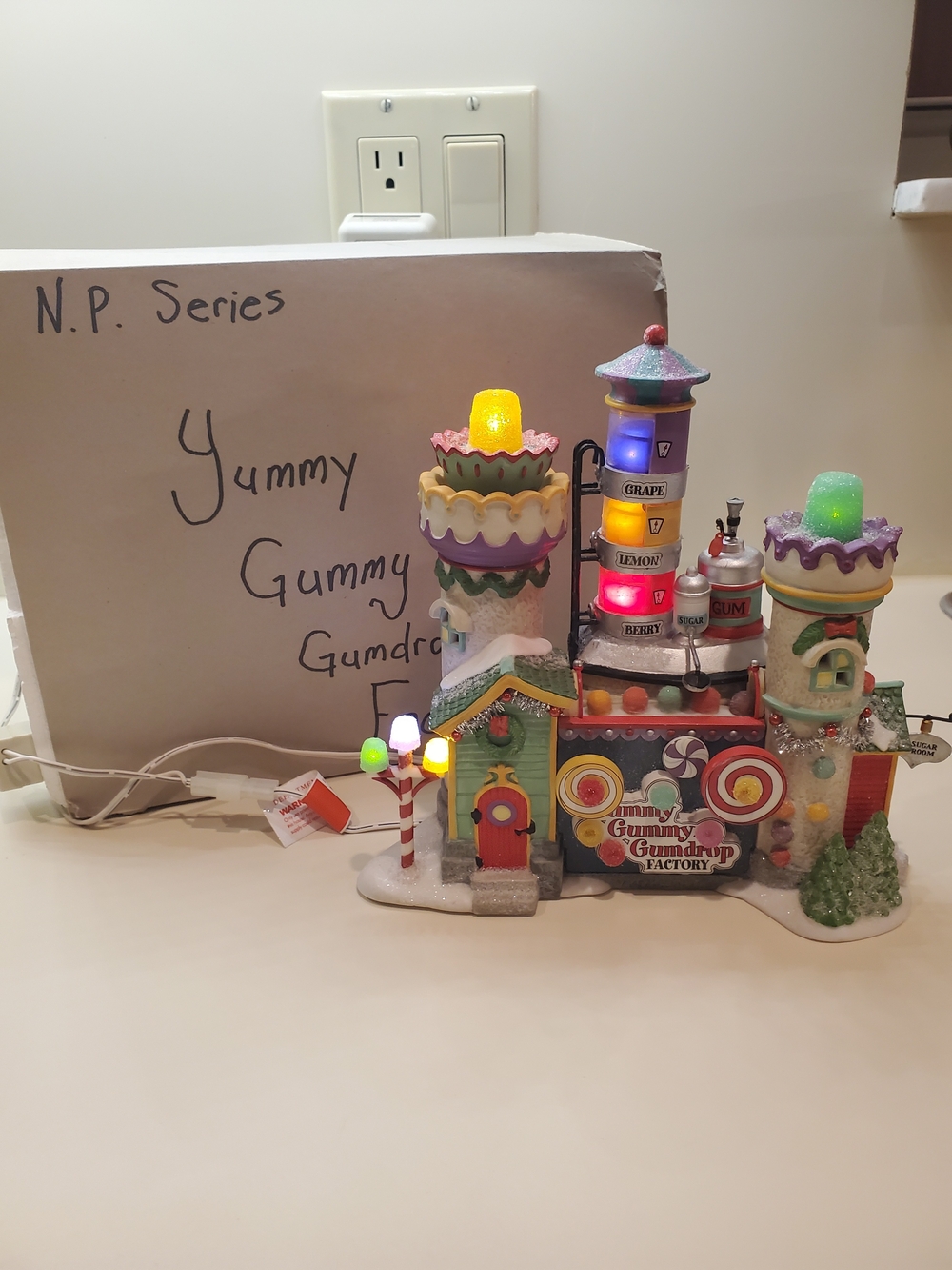 Dept 56 Yummy Gummy Gumdrop Factory #56.56771 NORTH POLE VILLAGE/ EUC